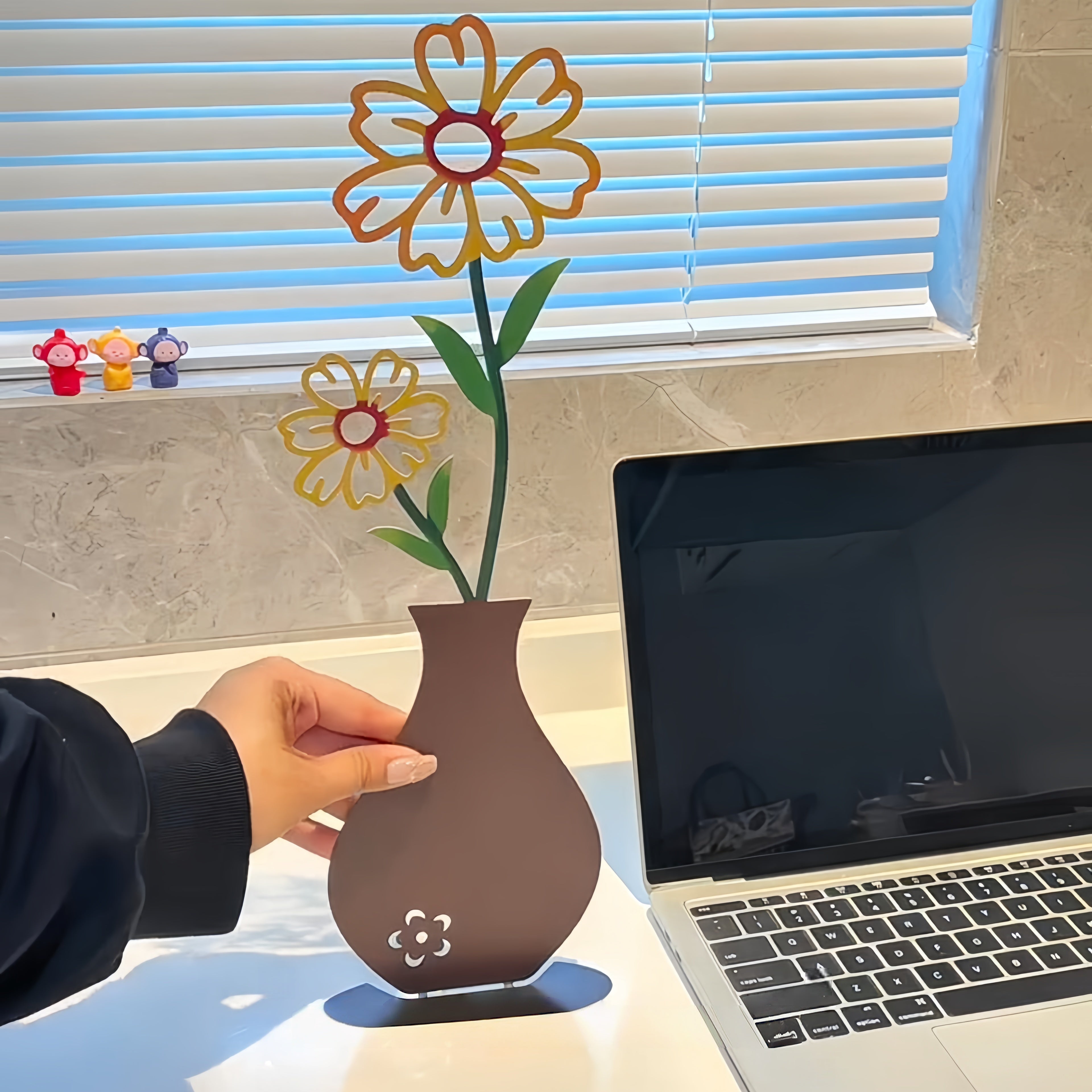 Minimalist 2D Metal Flower Vase Ornament – Desktop & Shelf Decor