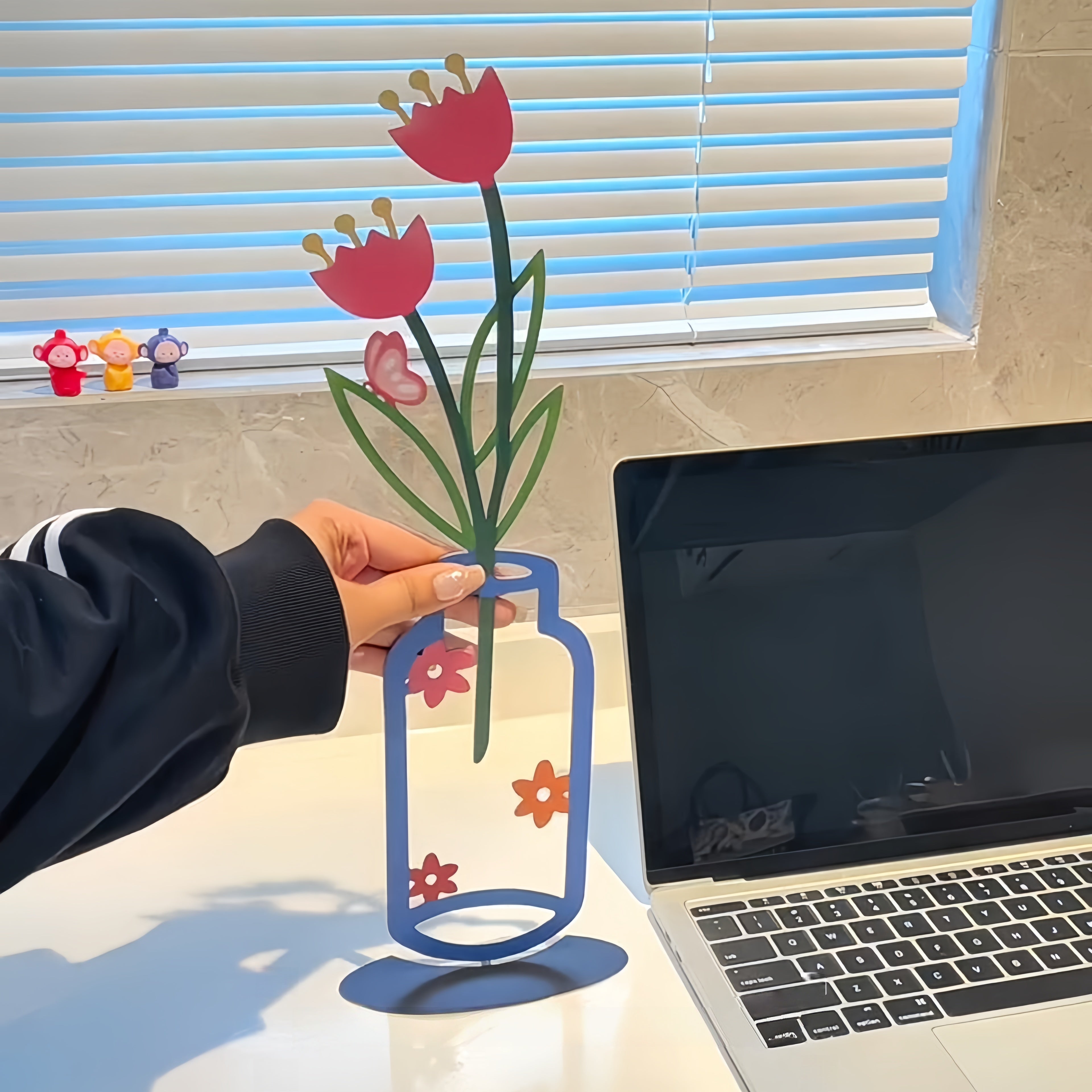 Minimalist 2D Metal Flower Vase Ornament – Desktop & Shelf Decor