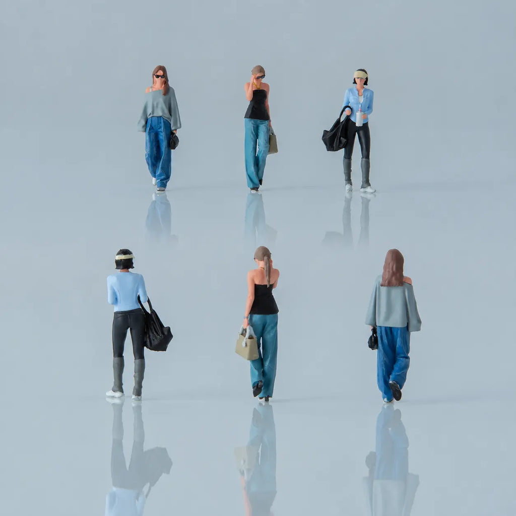 1;64 Street Style Female Figurine Set