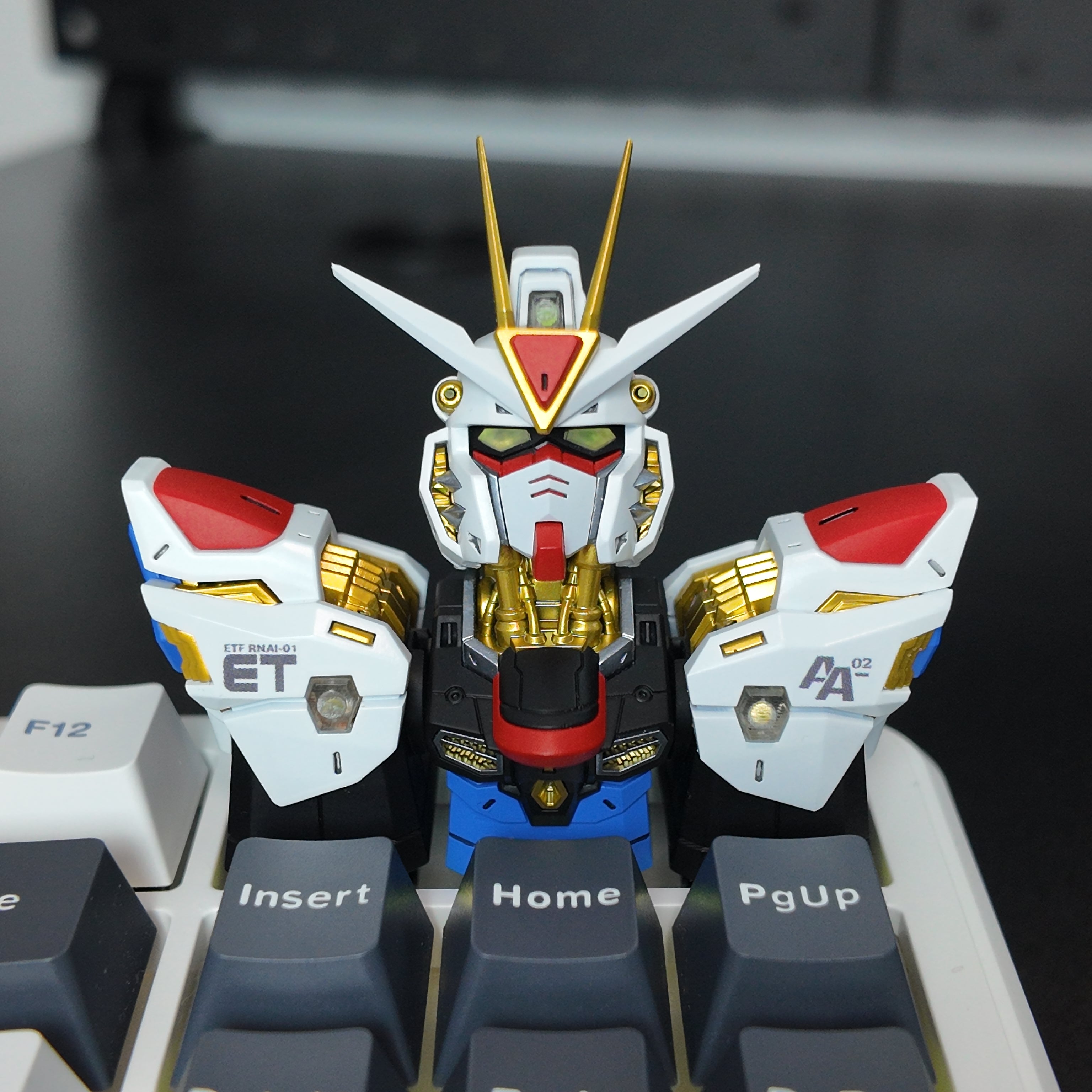 ZGMF-X20A Strike Freedom Gundam Resin Artisan Keycap – Transformable Collectible